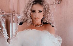 На фото Бузова показала, как выглядела в полтора года, в 16 и 19 лет