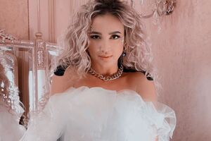 На фото Бузова показала, який вигляд мала у півтора року, у 16 та 19 років