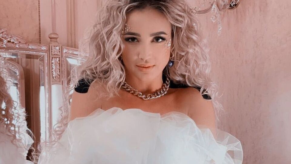 На фото Бузова показала, как выглядела в полтора года, в 16 и 19 лет