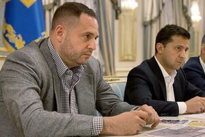 Зеленский (справа) заявил, что Ермак (слева) провел очень важные операции