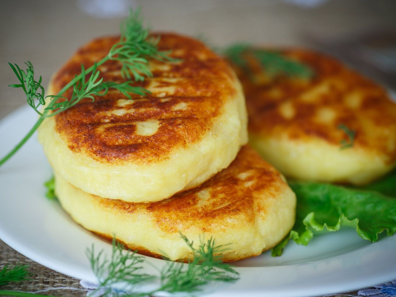 Для картофельных оладий, кроме картофеля, понадобятся мука, яйцо и творог