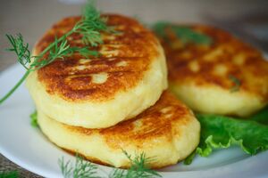 Для картофельных оладий, кроме картофеля, понадобятся мука, яйцо и творог