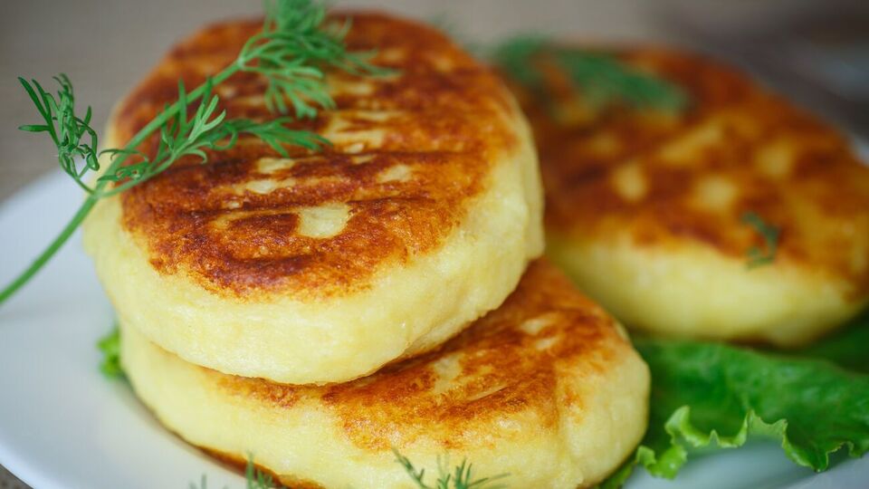 Для картофельных оладий, кроме картофеля, понадобятся мука, яйцо и творог