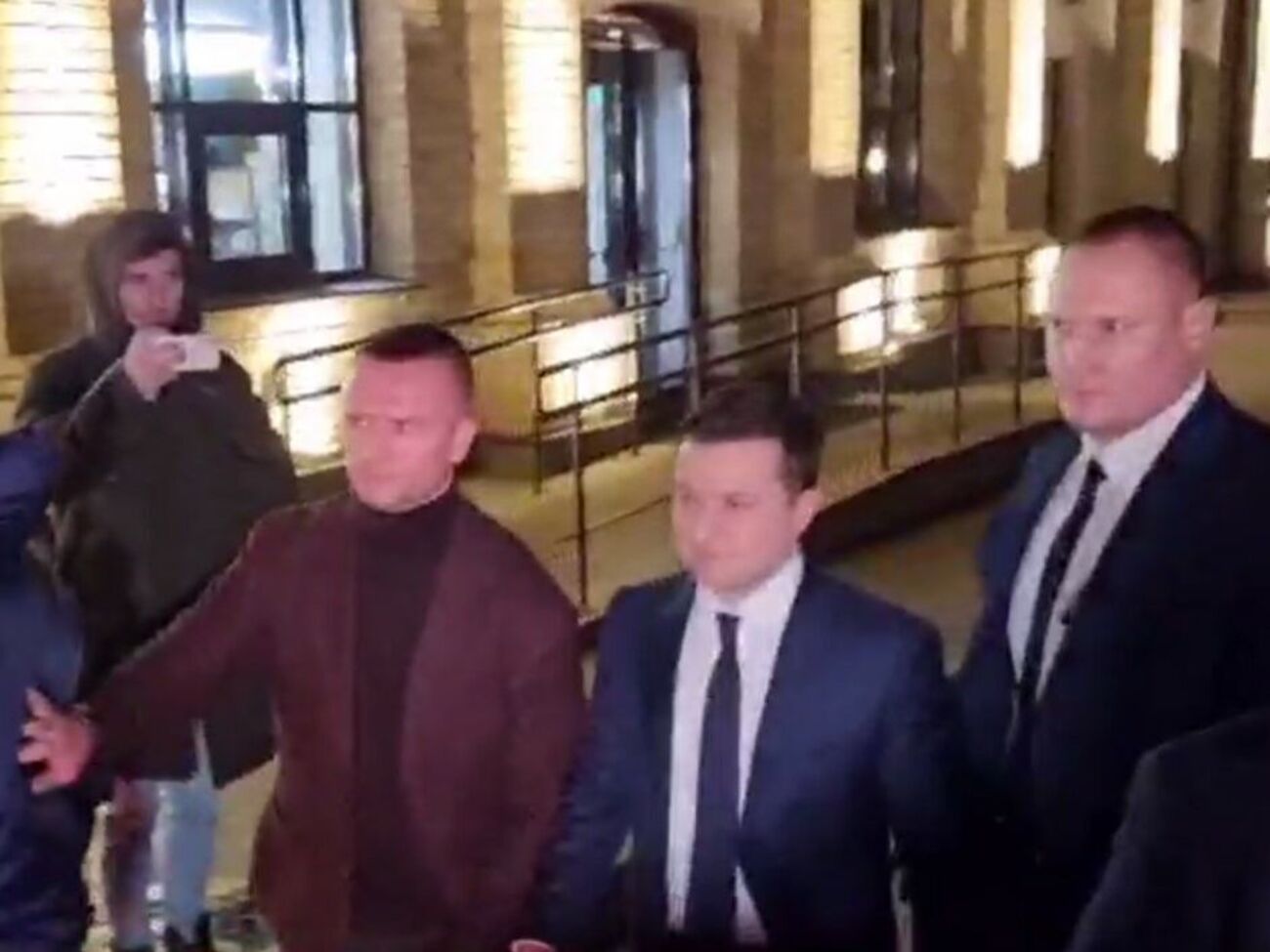 Після пресмарафону Зеленського зустрічали журналісти, які не потрапили на захід