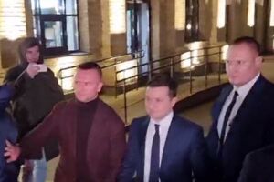 Після пресмарафону Зеленського зустрічали журналісти, які не потрапили на захід