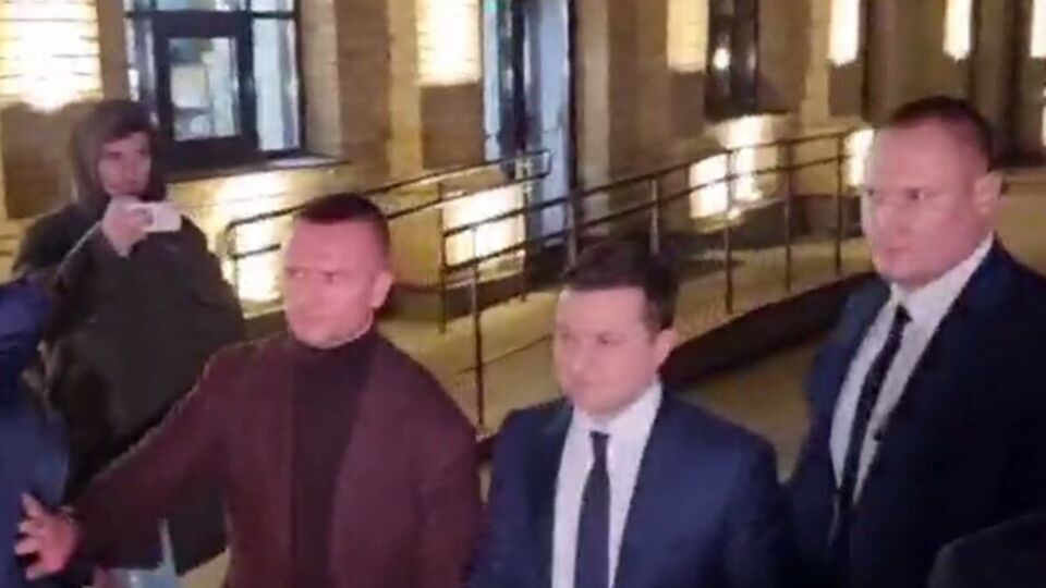Після пресмарафону Зеленського зустрічали журналісти, які не потрапили на захід