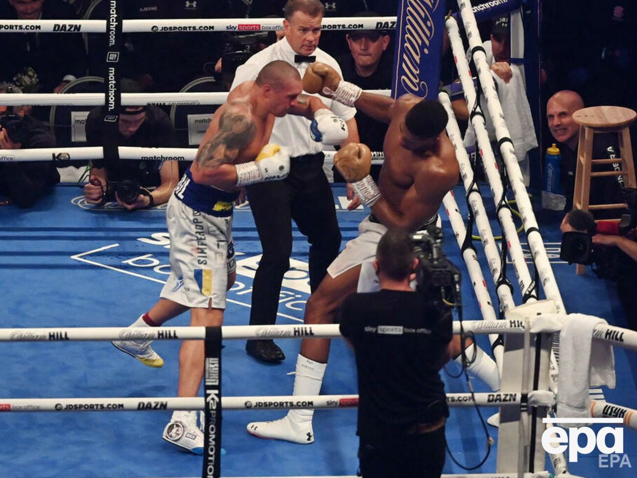 Поединок в Великобритании выиграл Усик (на фото слева)