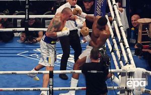 Поединок в Великобритании выиграл Усик (на фото слева)