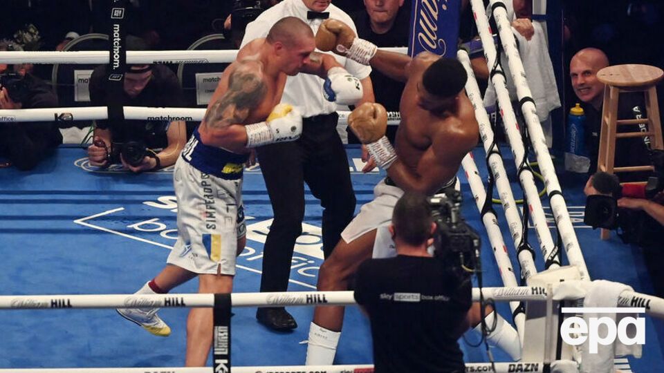 Поєдинок у Великобританії виграв Усик (на фото зліва)