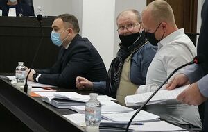 Чауса (у центрі) обвинувачують у хабарництві