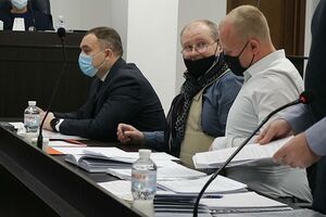 Чауса (у центрі) обвинувачують у хабарництві