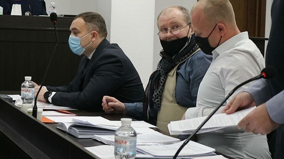 Чауса (у центрі) обвинувачують у хабарництві