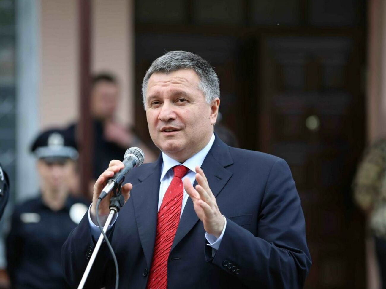 Аваков: Не хотел бы, чтобы президент моей страны, верховный главнокомандующий допускал такой тон в отношении офицеров