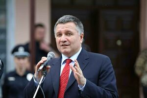 Аваков: Не хотел бы, чтобы президент моей страны, верховный главнокомандующий допускал такой тон в отношении офицеров