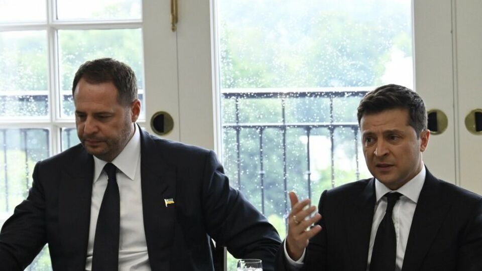 Зеленский заявил, что не будет увольнять Ермака