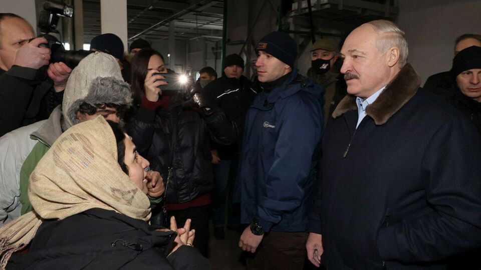 Лукашенко – мигрантам: Мы ни в коем случае не будем вас задерживать, связывать руки или каким-то другим образом грузить в самолеты и отправлять на родину, если вы этого не хотите