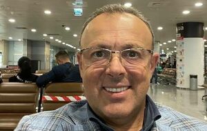 Если президент имел доказательства назначенного на 1 декабря госпереворота, то почему они с Ермаком полетели отмечать юбилей на госдачу?