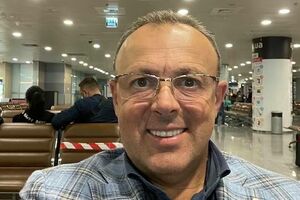 Если президент имел доказательства назначенного на 1 декабря госпереворота, то почему они с Ермаком полетели отмечать юбилей на госдачу?