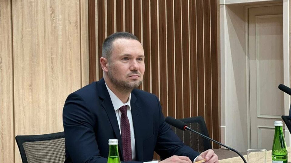 Шкарлет зазначив, що понад 1 тис. шкіл і далі працюють дистанційно через брак 100% рівня вакцинації працівників у "червоній" зоні