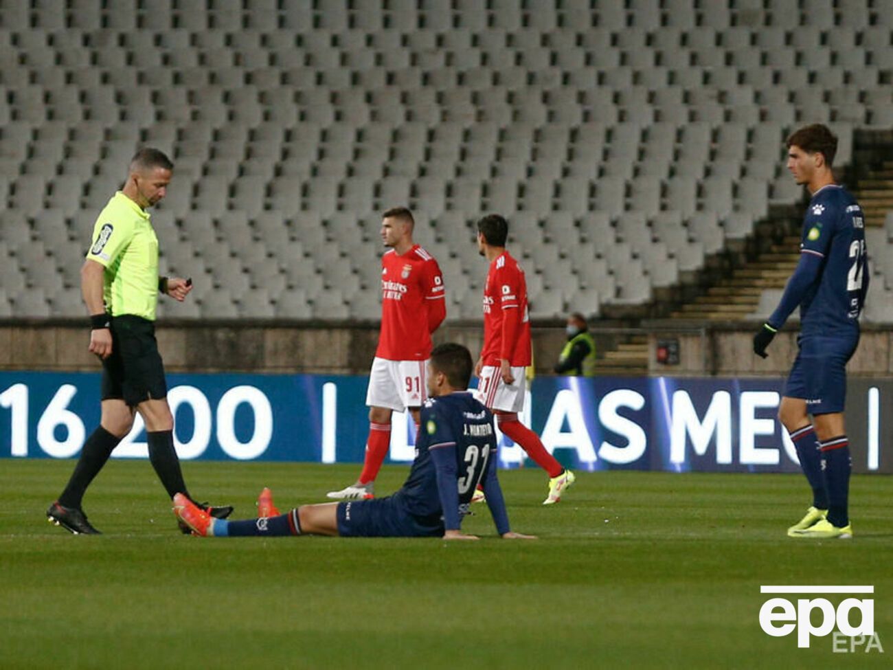 "Белененсеш" (в синей форме) не смог насобирать 11 игроков на матч с "Бенфикой"