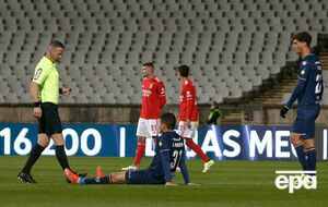 "Белененсеш" (в синей форме) не смог насобирать 11 игроков на матч с "Бенфикой"