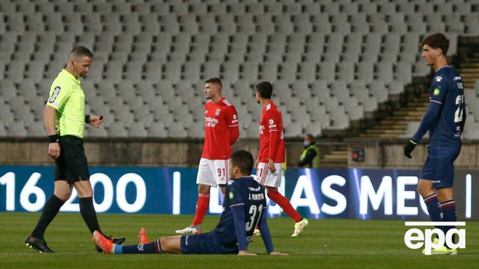 "Белененсеш" (в синей форме) не смог насобирать 11 игроков на матч с "Бенфикой"