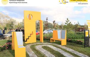 Вокруг инсталляции высажены розы – символ города Донецка