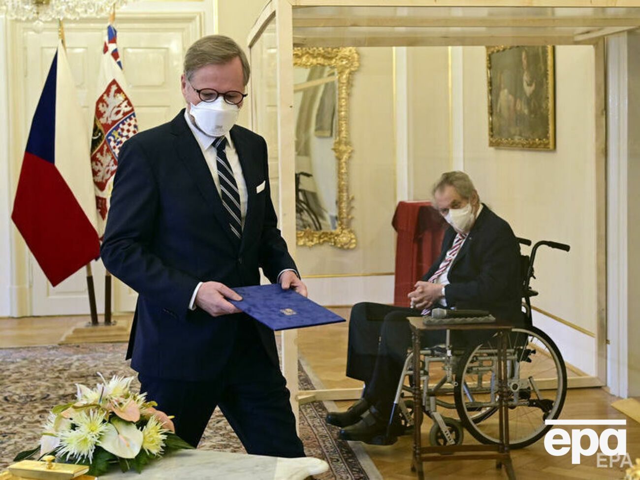 Земан (справа) назначил Фиалу (слева), будучи в стеклянном боксе из-за коронавируса