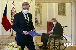 Земан (справа) назначил Фиалу (слева), будучи в стеклянном боксе из-за коронавируса