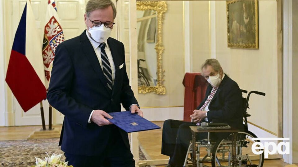 Земан (справа) назначил Фиалу (слева), будучи в стеклянном боксе из-за коронавируса