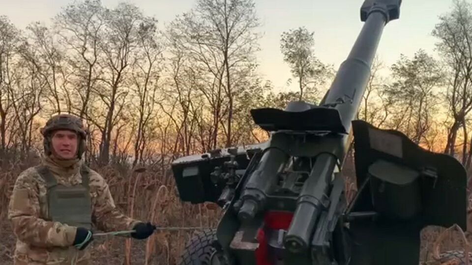 Бутусов 27 листопада у Facebook опублікував відео, на якому зробив постріл із артилерійської зброї