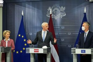 По словам Кариньша (по центру), в Европе наблюдается несколько угроз одновременно