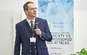 Христо Грозєв: Ми продовжуємо розслідування щодо збитого Boeing. Ми вже вийшли на команду, яка була оператором "Бука". Є серйозні підозри, хто натиснув кнопку, хто наказав, і ми вже маємо серйозну гіпотезу про те, як звуть цього генерала