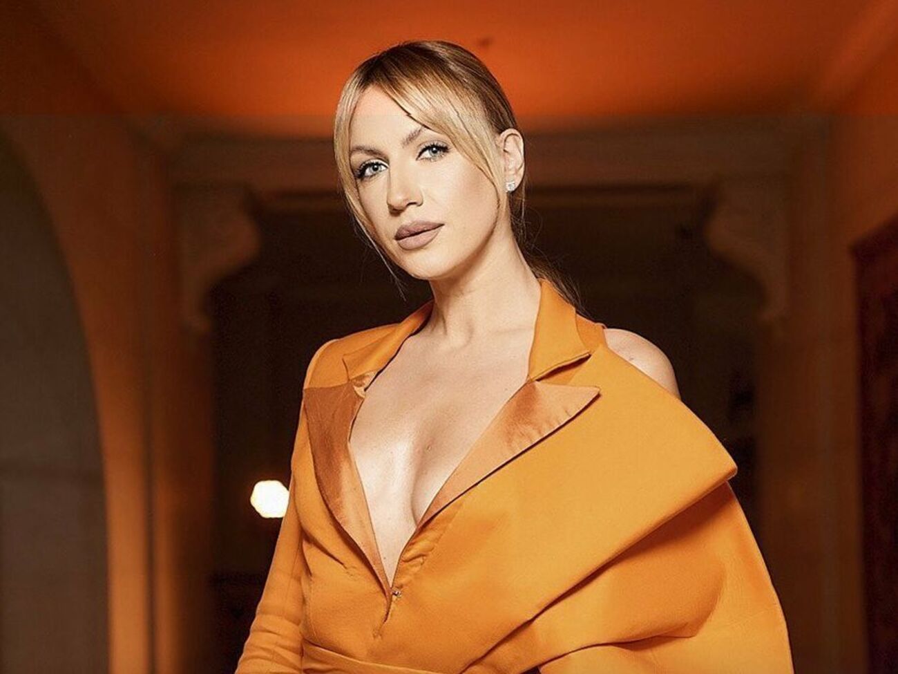 На новом видео Никитюк показала, как выглядит в парике и без него