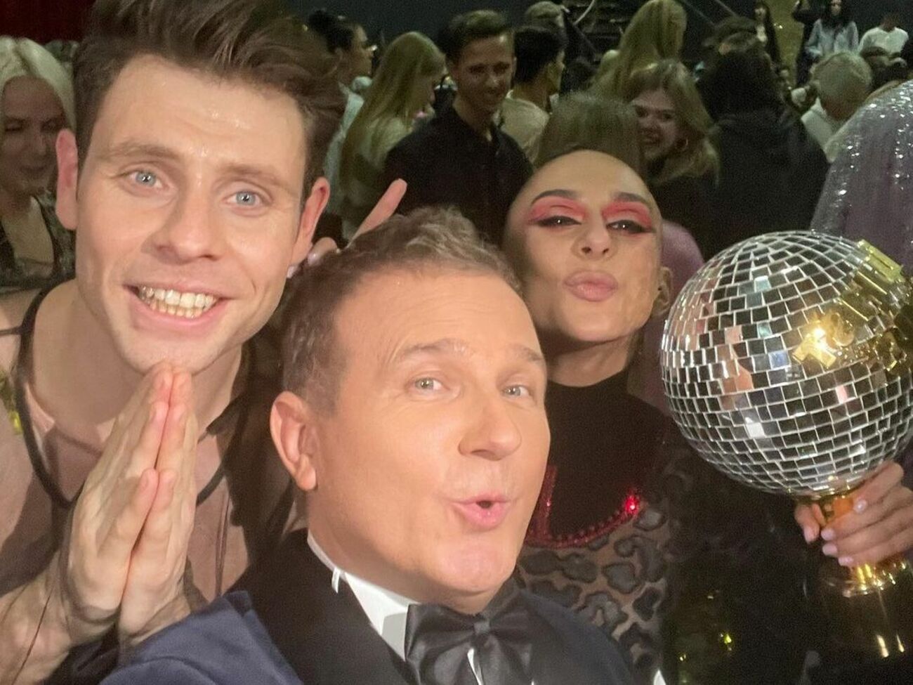 Ведучий шоу Юрій Горбунов (у центрі) із переможцями проєкту – актором Артуром Логаєм та танцівницею Анною Кареліною