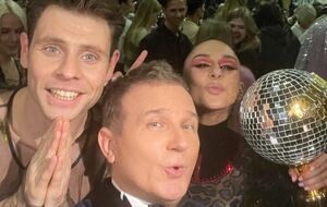 Ведучий шоу Юрій Горбунов (у центрі) із переможцями проєкту – актором Артуром Логаєм та танцівницею Анною Кареліною