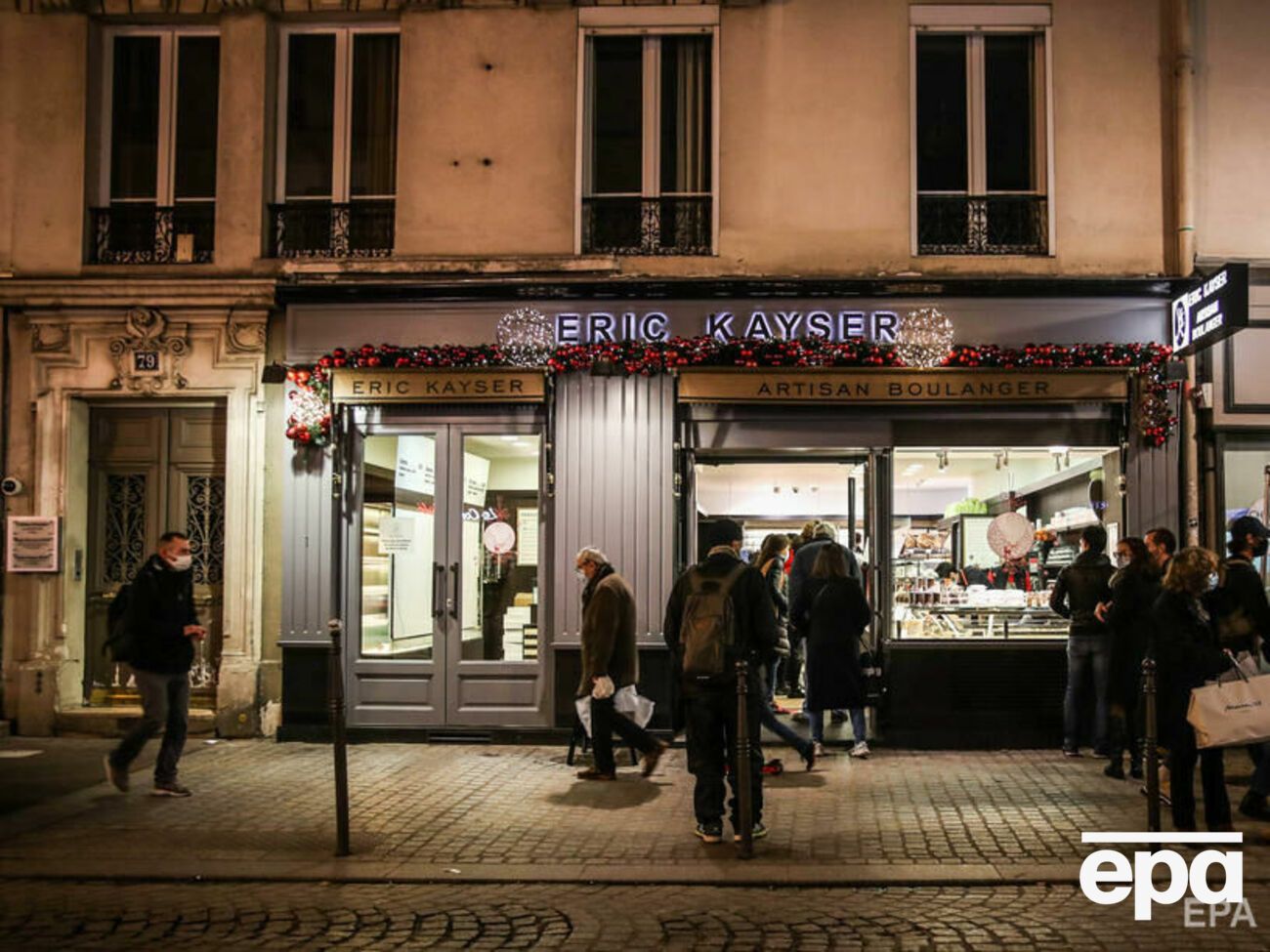 В ВОЗ напомнили о соблюдении дистанции не менее одного метра во время пандемии