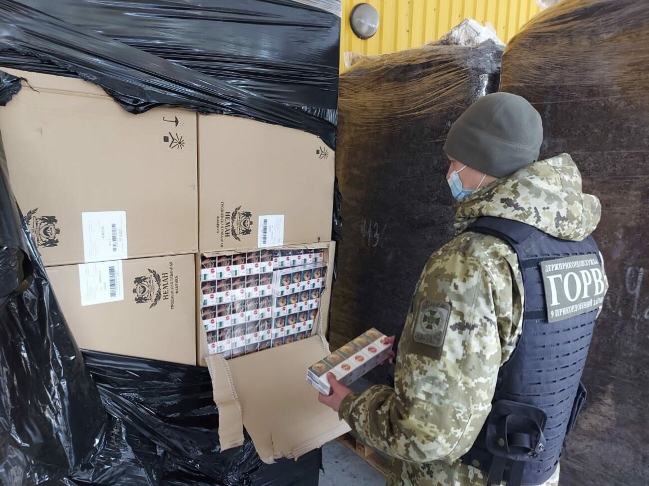 Незважаючи на санкції, Білорусь постачає в Україну контрабандні цигарки