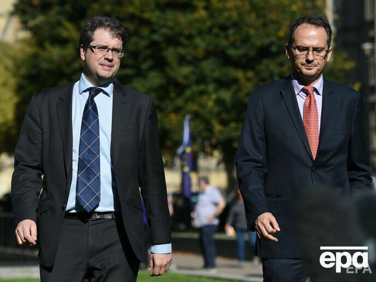 Британський журналіст Гіґґінс (ліворуч) запросив Грозєва стати постійним членом Bellingcat