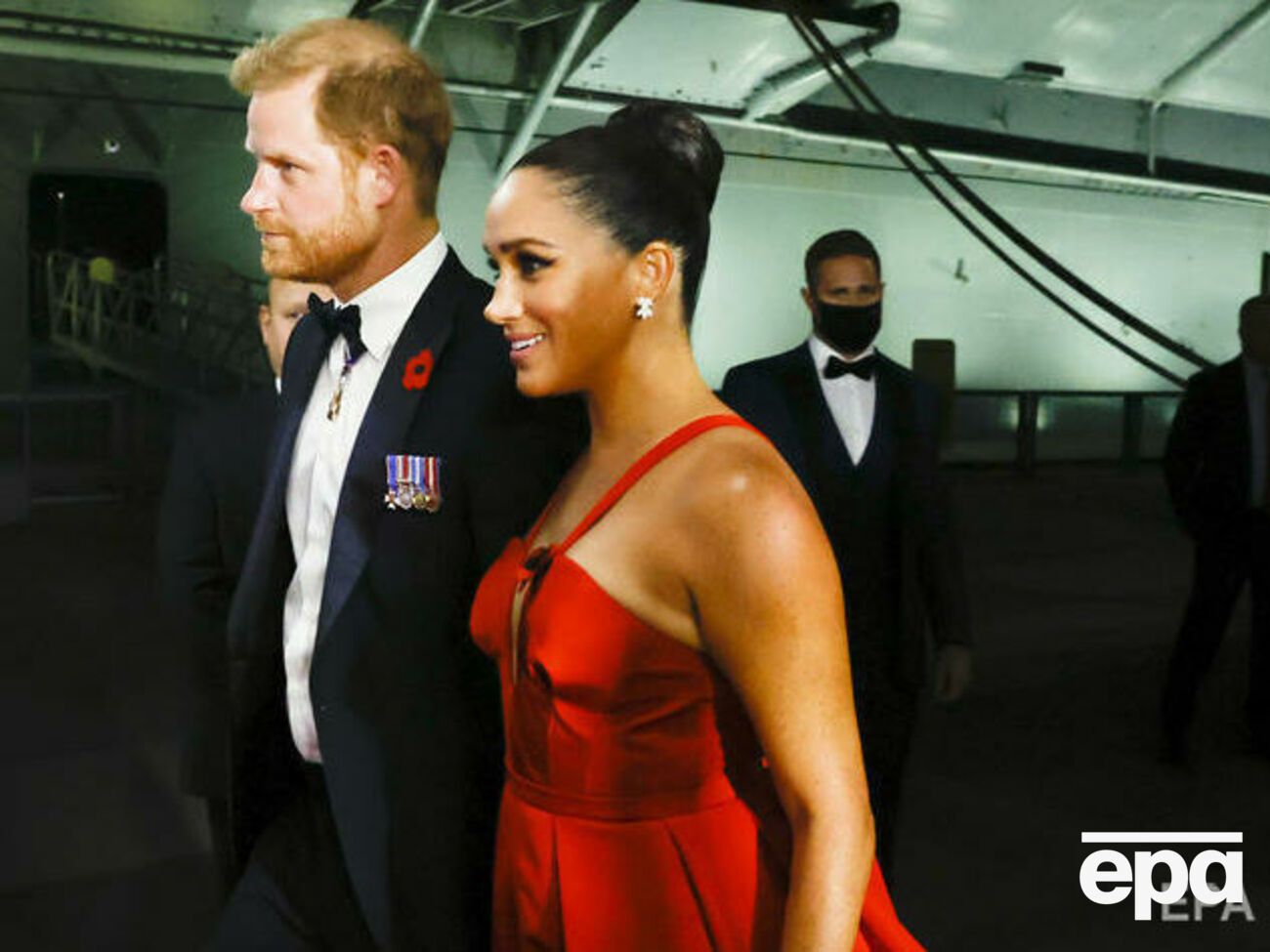 Навесні 2021 року дружина принца Гаррі Меган заявила, що зіткнулася з побоюваннями одного з представників Букінгемського палацу, що колір шкіри майбутньої дитини може виявитися "надто темним"