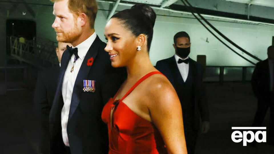 Навесні 2021 року дружина принца Гаррі Меган заявила, що зіткнулася з побоюваннями одного з представників Букінгемського палацу, що колір шкіри майбутньої дитини може виявитися "надто темним"