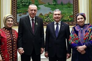 Лидеры Турции и Туркменистана сфотографировались с супругами