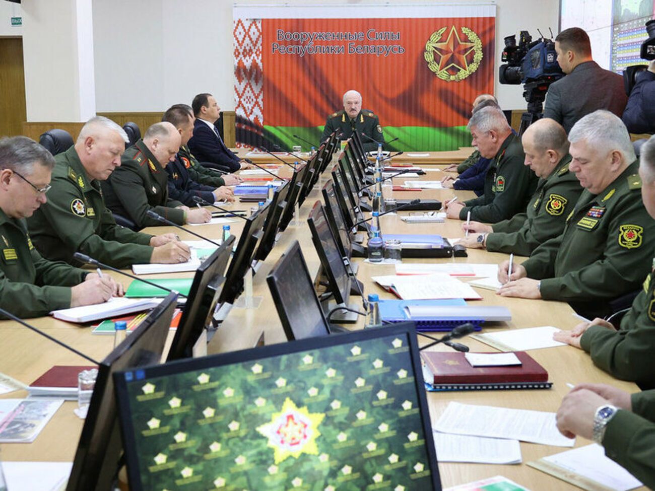 Лукашенко: Мы – люди военные. Не дай бог что случится, мы берем оружие в руки