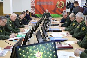Лукашенко: Ми – люди військові. Не дай боже щось станеться, ми беремо зброю до рук