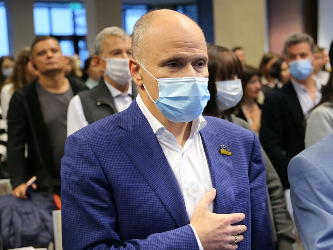 Поки немає даних, що "Омікрон" знижує ефективність вакцини. Тому щеплюйтеся, щоб захиститися від "Дельти", яка нікуди не зникла