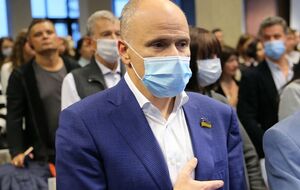 Поки немає даних, що "Омікрон" знижує ефективність вакцини. Тому щеплюйтеся, щоб захиститися від "Дельти", яка нікуди не зникла