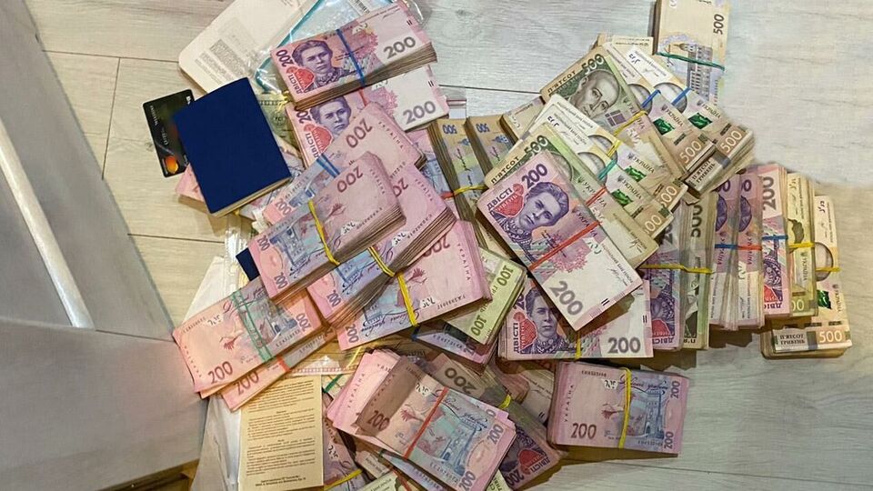 Зловмисники обдурили майже тисячу покупців