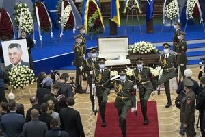 В Киеве прошла церемония прощания с Омельченко. Его похоронили рядом с могилами Звягильского и Чапкиса. Фоторепортаж