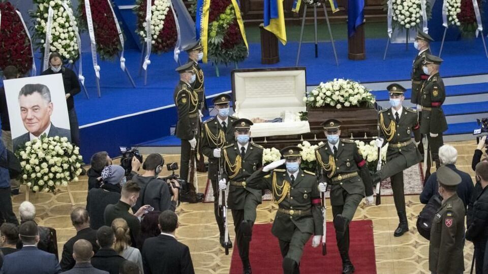 В Киеве прошла церемония прощания с Омельченко. Его похоронили рядом с могилами Звягильского и Чапкиса. Фоторепортаж