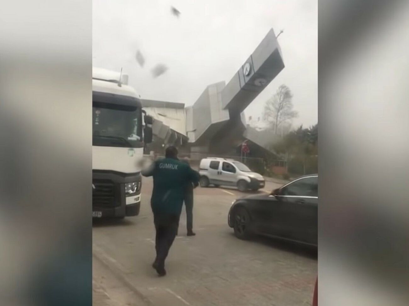 Ураган звалив вежу з годинником у Чаталджі (Стамбул)